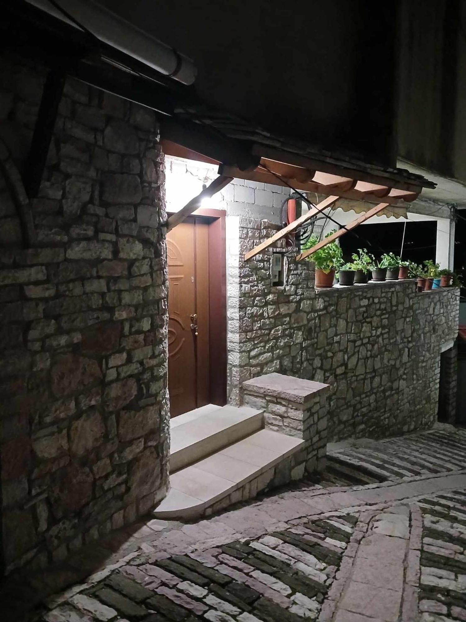 Eniguesthouse Gjirokastër Buitenkant foto