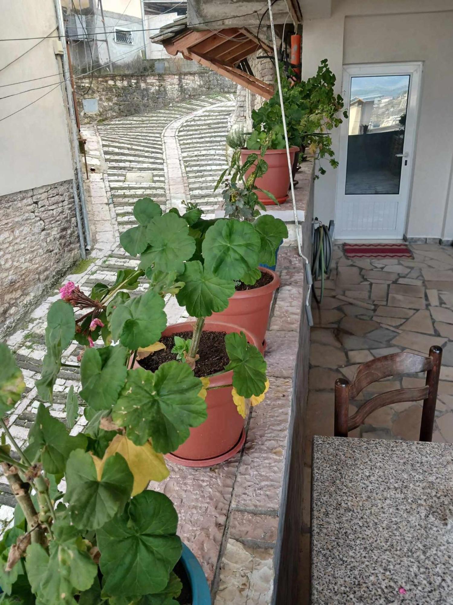 Eniguesthouse Gjirokastër Buitenkant foto