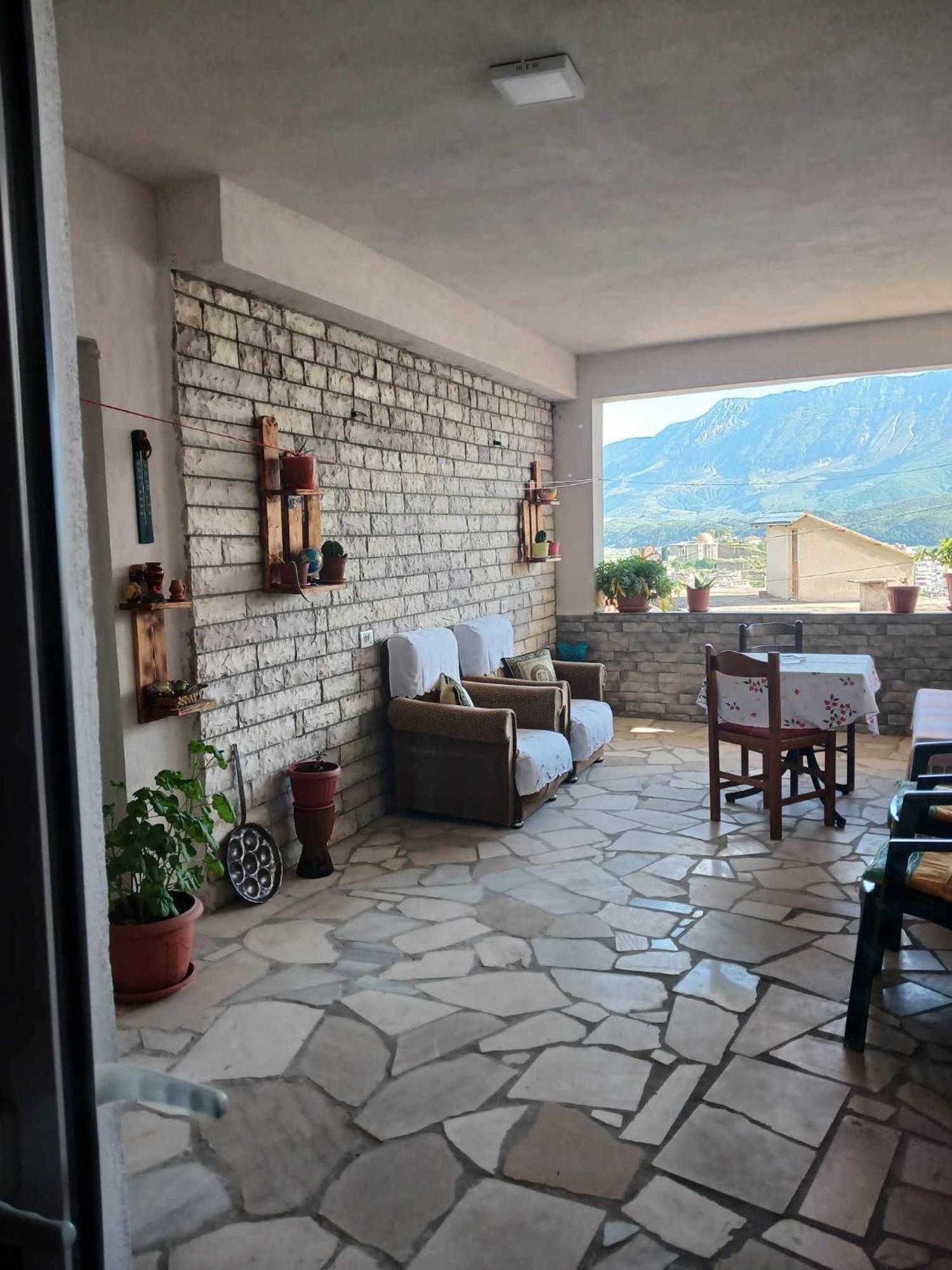 Eniguesthouse Gjirokastër Buitenkant foto