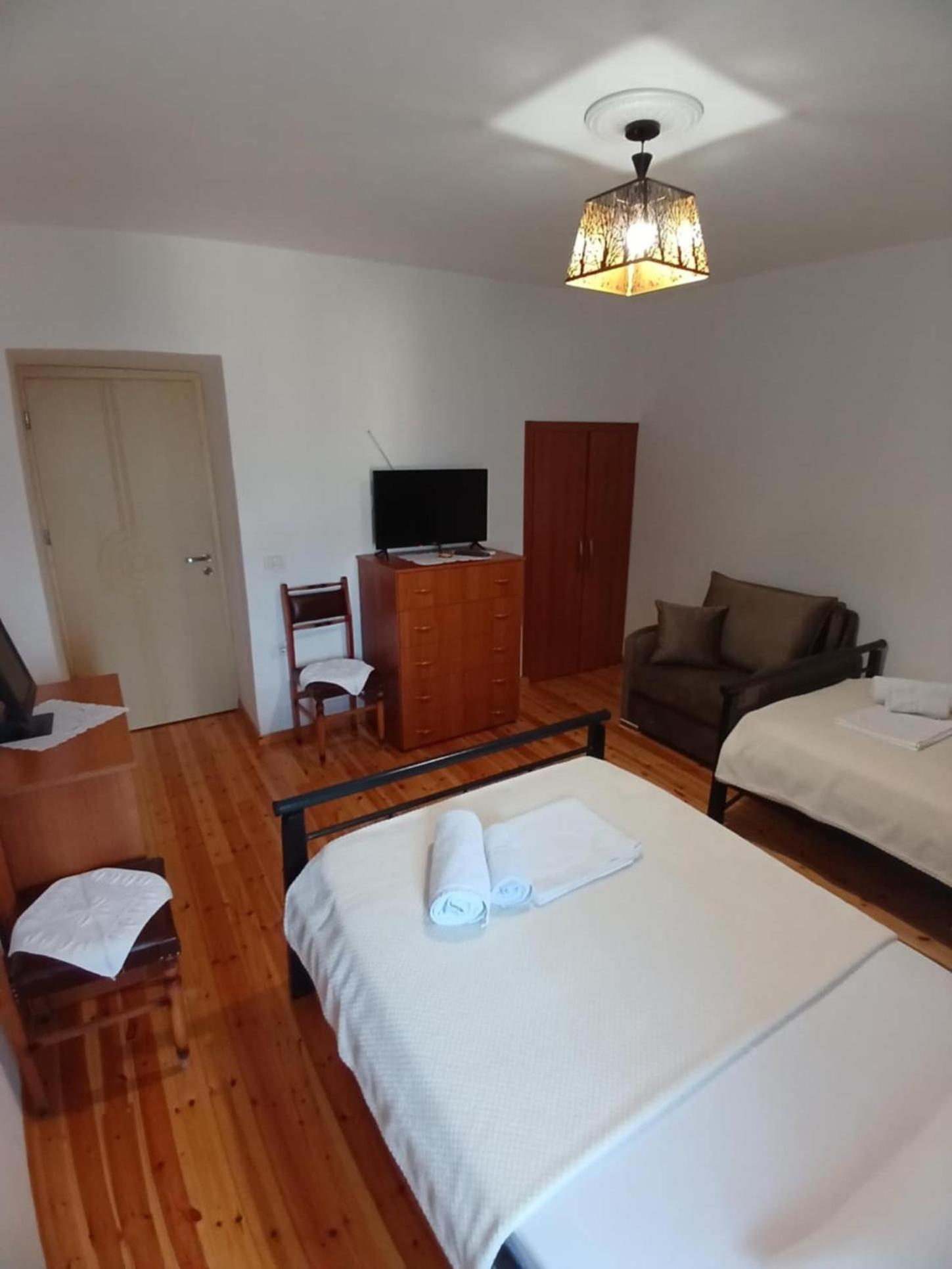 Eniguesthouse Gjirokastër Buitenkant foto