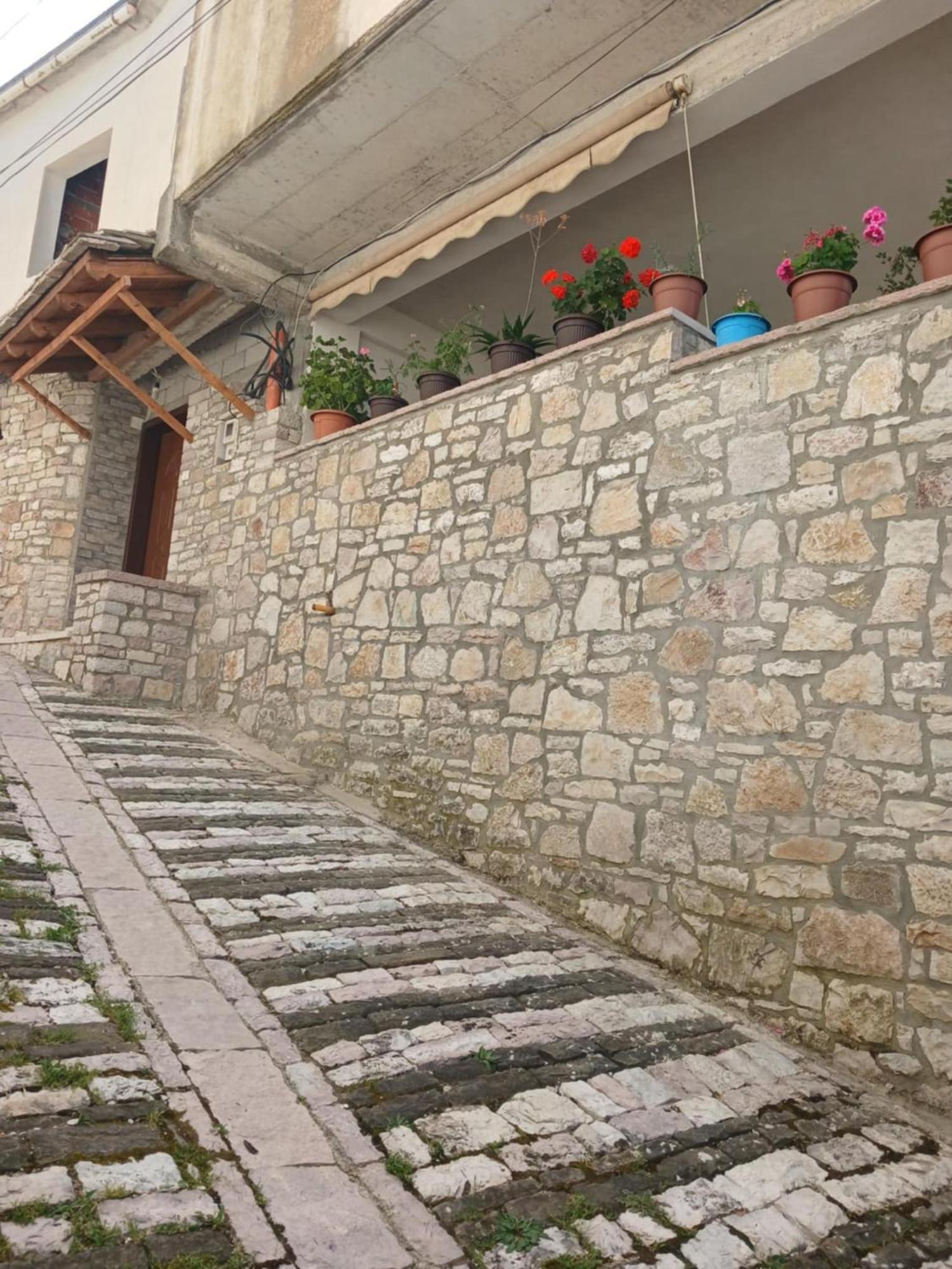 Eniguesthouse Gjirokastër Buitenkant foto