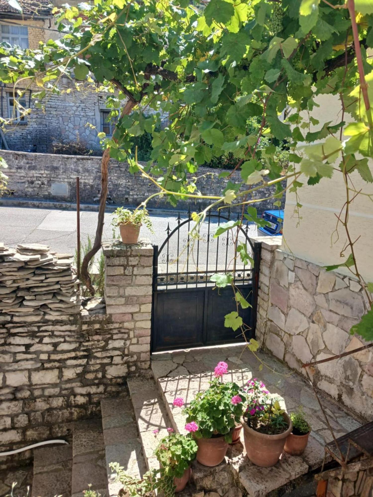 Eniguesthouse Gjirokastër Buitenkant foto
